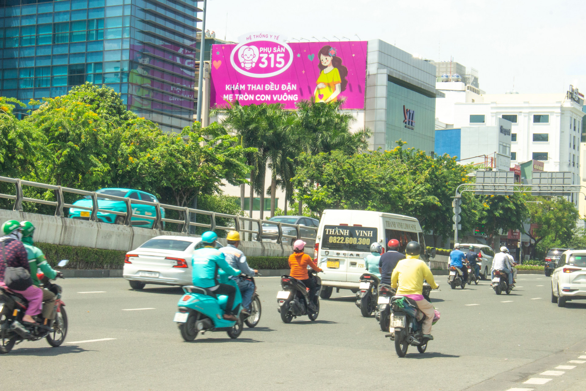Billboard Chân cầu vượt sân bay Tân Sơn Nhất, Tân Bình