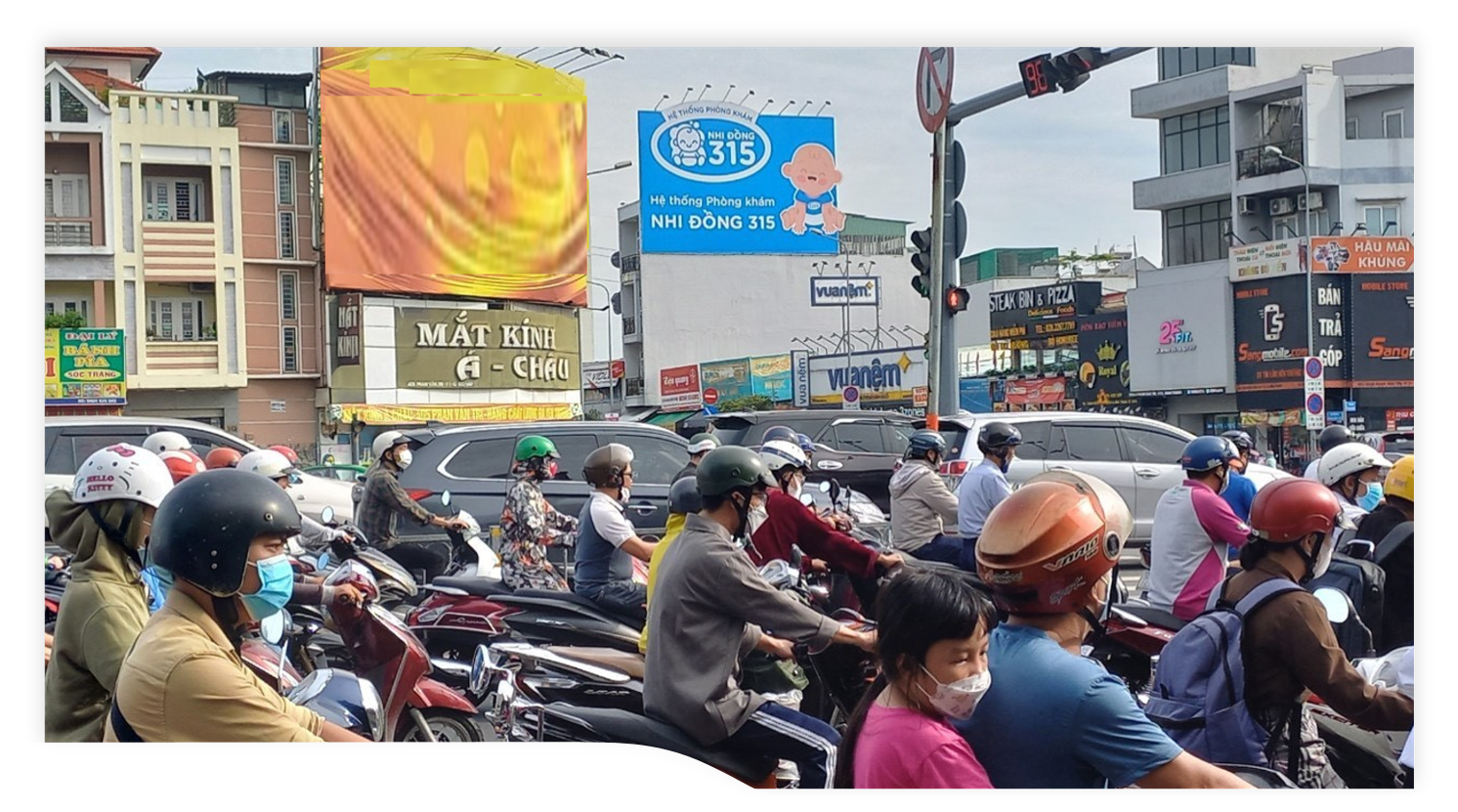 Billboard Ngã 4 Phan Văn Trị - Phạm Văn Đồng (hướng từ Quận Bình Thạnh về  Quận Gò Vấp)