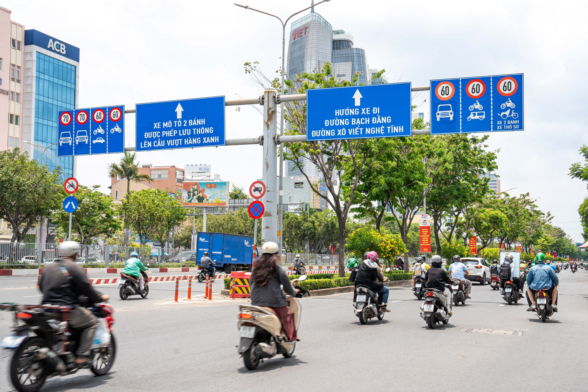 Billboard Hộp đèn Giải Phân Cách Đường Điện Biên Phủ, Bình Thạnh (28 Trụ)