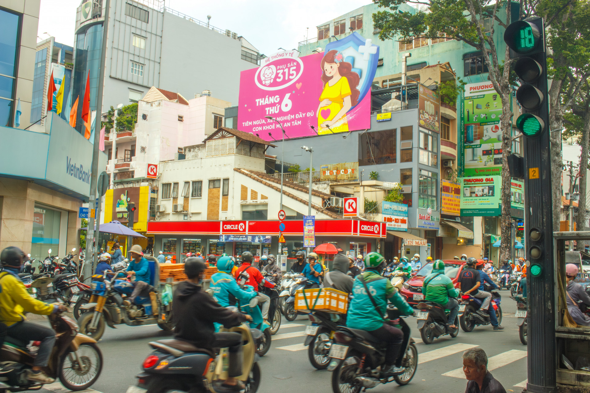 Billboard Ngã 4 Nguyễn Đình Chiểu - Cao Thắng, Quận 3