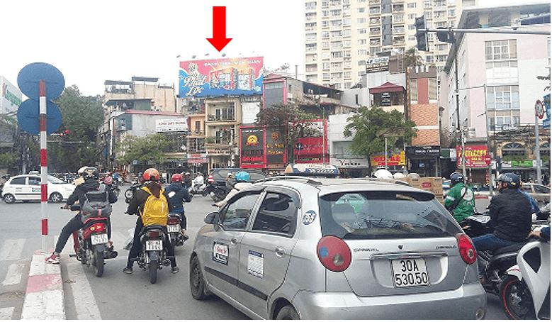Bảng quảng cáo ngoài trời ngã 4 Láng Hạ – Đê La Thành, quận Ba Đình, Hà Nội