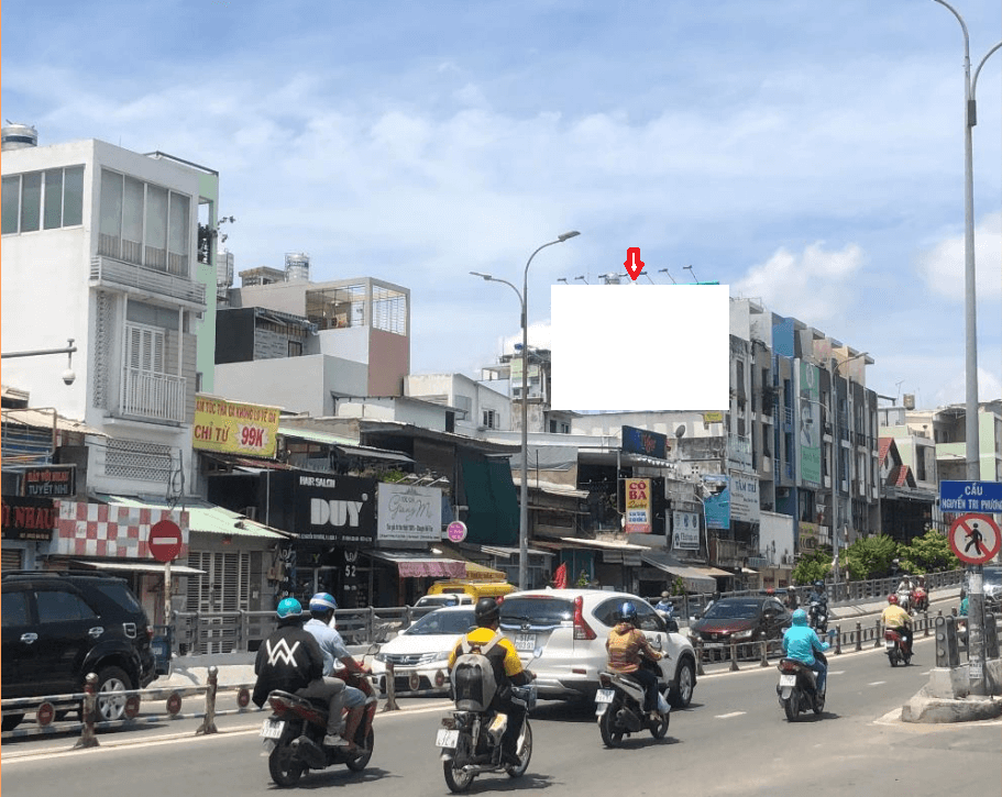 Bảng quảng cáo ngoài trời chân cầu Nguyễn Tri Phương, quận 5, Hồ Chí Minh