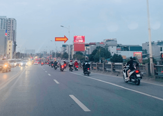 Bảng quảng cáo ngoài trời hướng đi về Cầu vượt Aeon, quận Long Biên, Hà Nội
