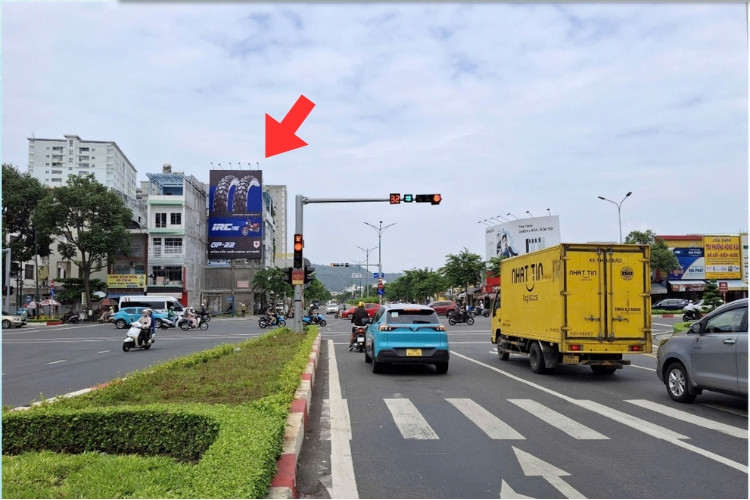 1 bảng quảng cáo treo tường dọc tại Ngã tư đường Lê Hồng Phong và Thống Nhất, phường Tâm Thắng, TP. Hồ Chí Minh