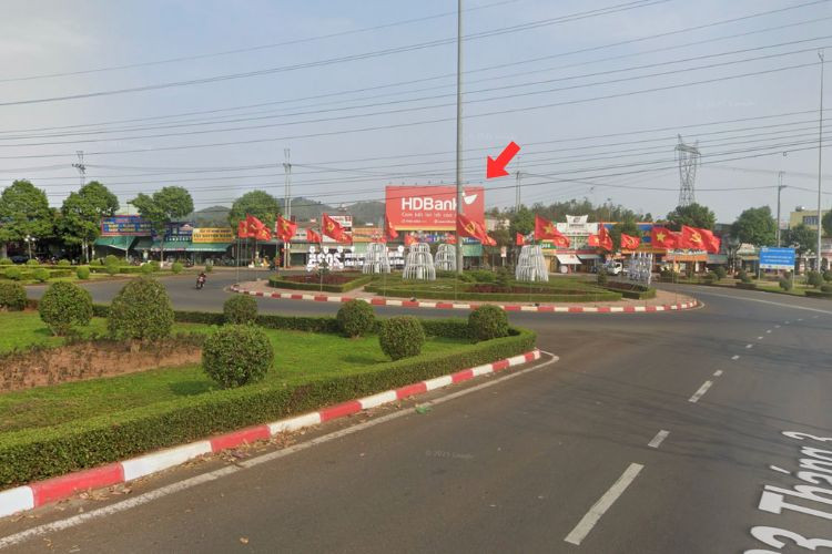 1 mặt bảng quảng cáo treo tường tại tại 1 Hùng Vương, Đông Gia Nghĩa, Lâm Đồng