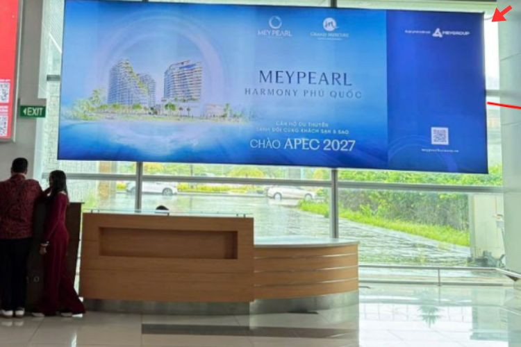 1 Bảng quảng cáo hộp đèn tại khu vực Ga đến Quốc Nội, Sân bay Quốc tế Phú Quốc