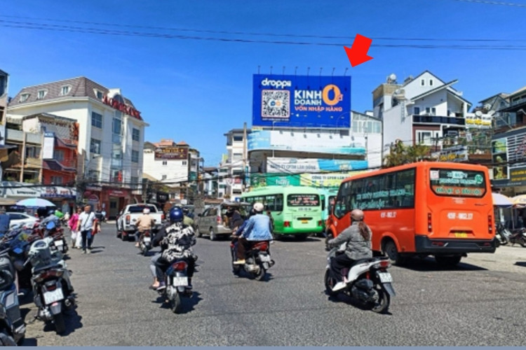 1 bảng quảng cáo treo tường nằm ngang tại Ngã ba Phan Bội Châu – Nguyễn Văn Trỗi, phường Xuân Hương, Lâm Đồng