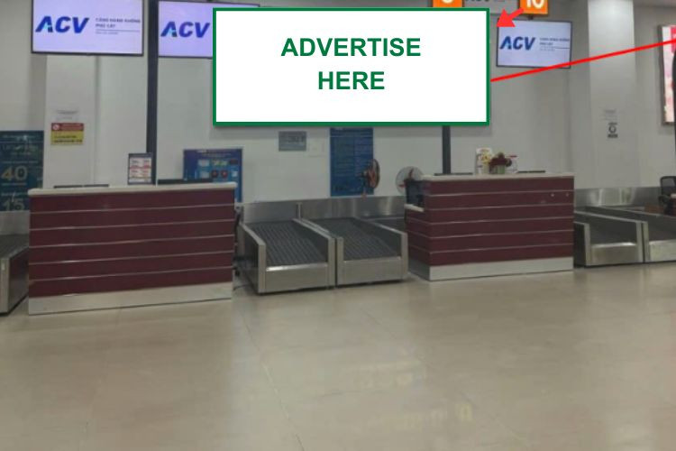 1 bảng quảng cáo ốp tường tại khu vực phía sau quầy check in Ga đi, sân bay Phù Cát
