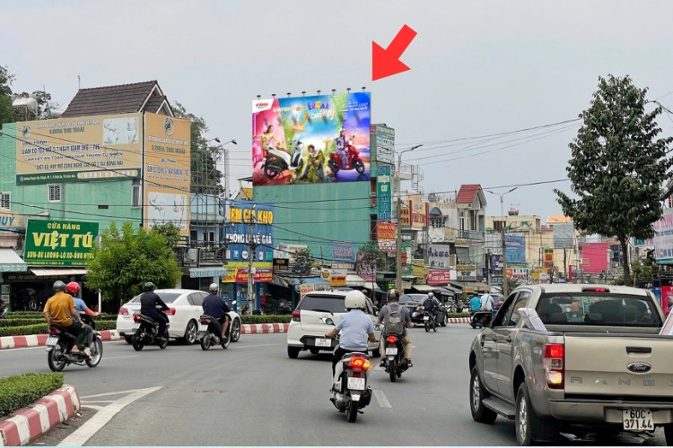 1 bảng quảng cáo treo tường nằm ngang tại Vòng xoay Tam Hiệp – đường Phạm Văn Thuận, phường Bình Đa, Đồng Nai