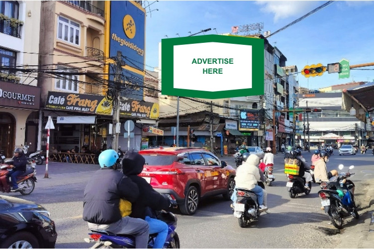 1 bảng quảng cáo treo tường nằm ngang tại Ngã tư Nguyễn Văn Cừ – Ba Tháng Hai, phường Xuân Hương, Lâm Đồng