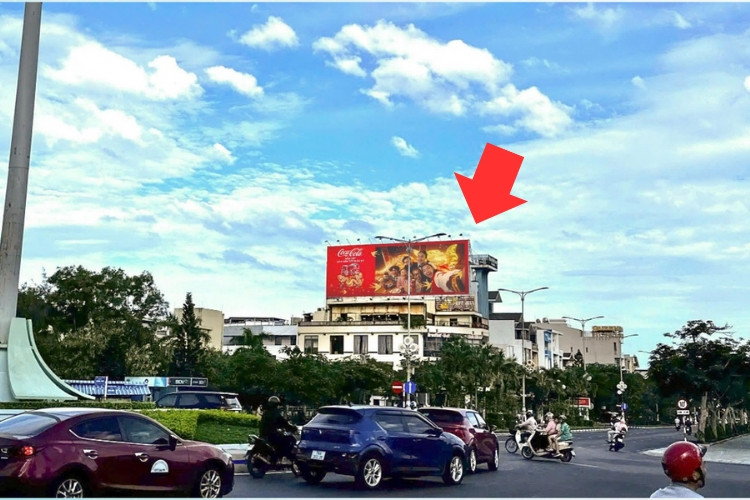 1 bảng quảng cáo treo tường nằm ngang tại 392 Hùng Vương, phường Tuy Hoà, Đắk Lắk (Vòng xoay Đại lộ Hùng Vương – Trần Phú)