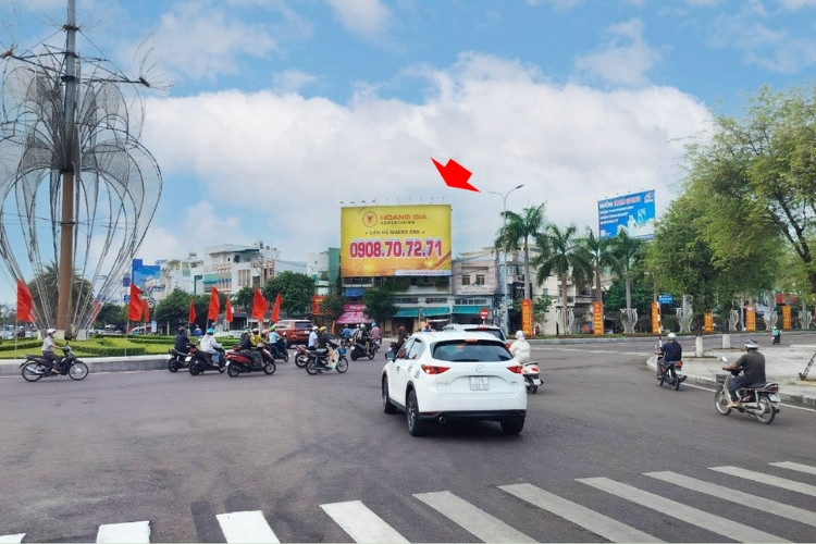 1 bảng quảng cáo treo tường nằm ngang tại Vòng xoay Nguyễn Thái Học – Nguyễn Tất Thành, phường Quy Nhơn Tây, Gia Lai