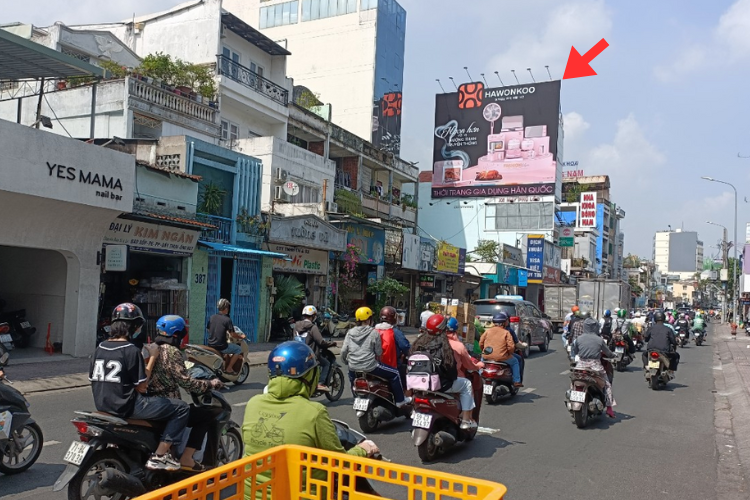 1 Panel Vertical Wall-mounted Pano Billboard at 405 Nguyen Kiem, Duc Nhuan Ward, Ho Chi Minh City