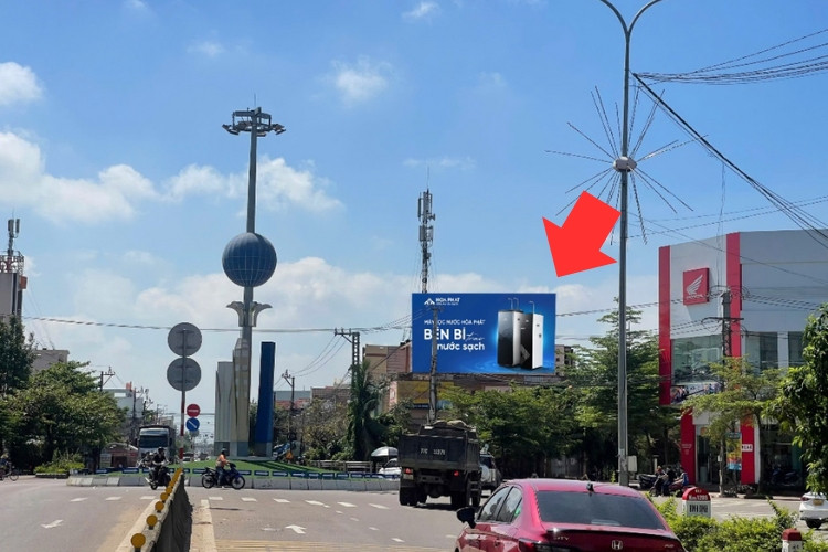 1 bảng quảng cáo treo tường nằm ngang tại trục đường Lê Duẩn – Vòng xoay Tượng đài, phường Phan Thiết, Lâm Đồng