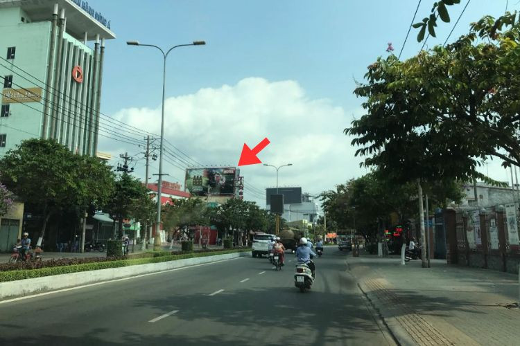 1 bảng quảng cáo ốp tường tại 105A2 Đồng Khởi, Phường Phú Khương, Vĩnh Long